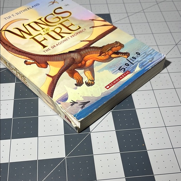 Scholastic Wings of Fire: The Dragonet Prophecy - Vibrant Cover - Picture 3 of 5